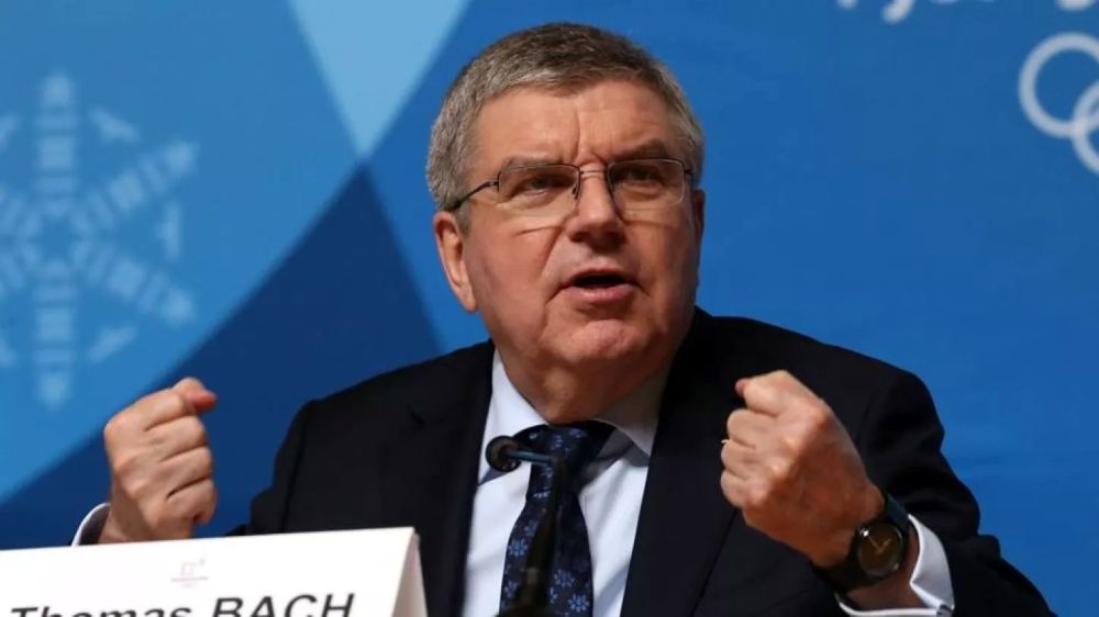 Шутник в ресторане: президенту МОК надели подгузник на голову Шутник в ресторане: президенту МОК надели подгузник на голову