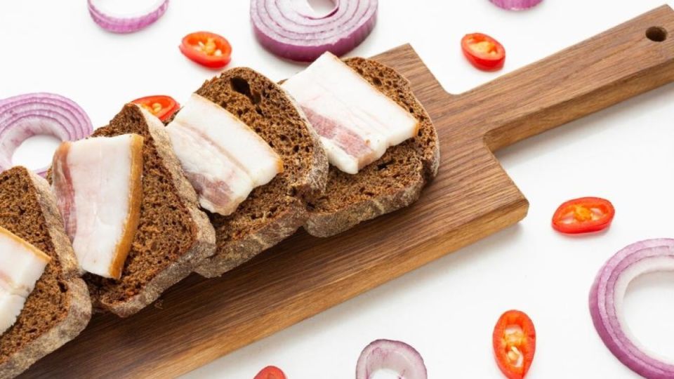 Сало с изюминкой: два оригинальных рецепта, которые удивят ваших близких Сало с изюминкой: два оригинальных рецепта, которые удивят ваших близких