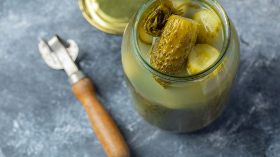 Огурцы как из бочки: быстрый рецепт засолки за 20 минут Огурцы как из бочки: быстрый рецепт засолки за 20 минут