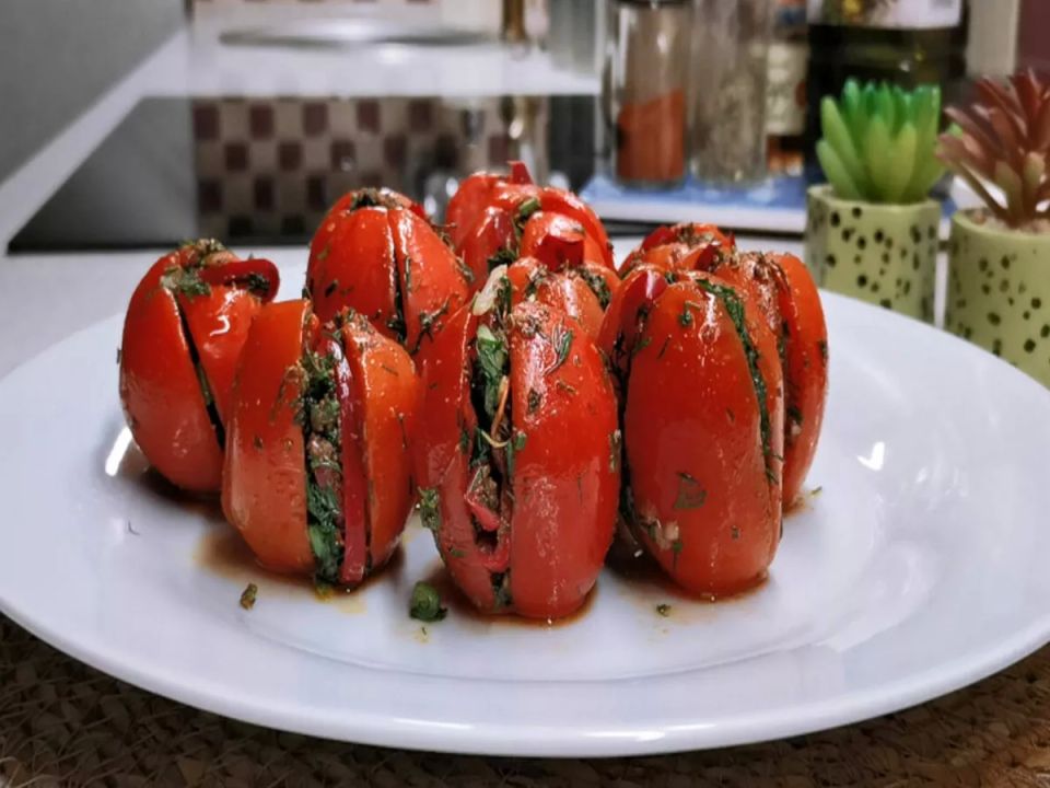 Быстрые маринованные помидоры: закуска, которая исчезает со стола за считанные минуты Быстрые маринованные помидоры: закуска, которая исчезает со стола за считанные минуты