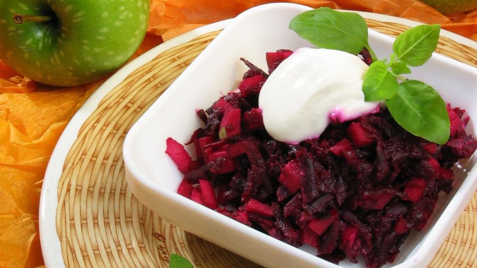 Вкусный ужин для всей семьи всего за 100 рублей: попробуйте этот простой слоеный салат Вкусный ужин для всей семьи всего за 100 рублей: попробуйте этот простой слоеный салат