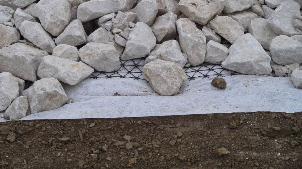 Геотекстиль против сорняков: развенчиваем популярный дачный миф Геотекстиль против сорняков: развенчиваем популярный дачный миф