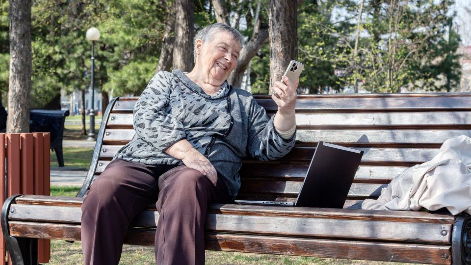Как выбрать идеальный смартфон для пожилого человека Как выбрать идеальный смартфон для пожилого человека