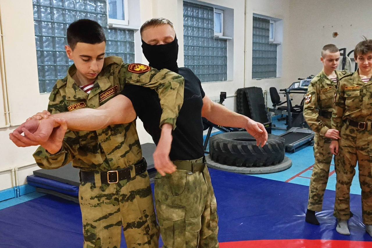 Тульские росгвардейцы провели урок самообороны для кадет учебного центра имени Е. Ю. Рындина Тульские росгвардейцы провели урок самообороны для кадет учебного центра имени Е. Ю. Рындина