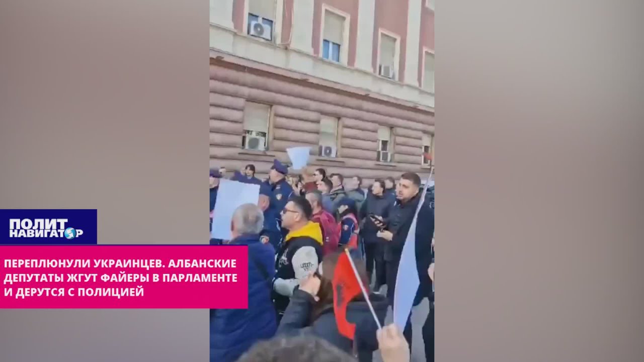Переплюнули украинцев. Албанские депутаты жгут фаеры в парламенте и дерутся с полицией